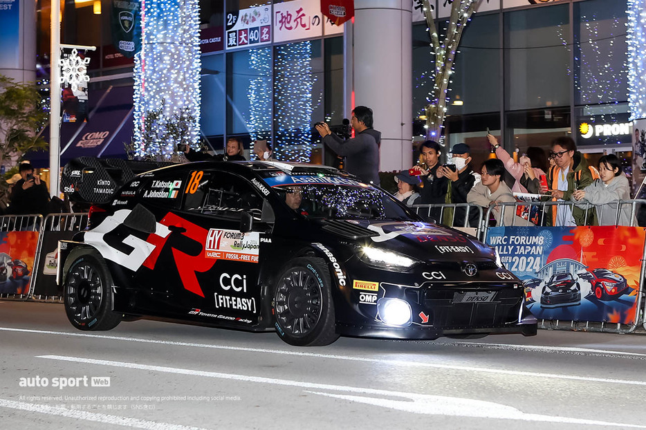 イベントの最終盤に豊田駅前でデモランを行った勝田貴元のトヨタGRヤリス・ラリー1（運転しているのはチームスタッフ）