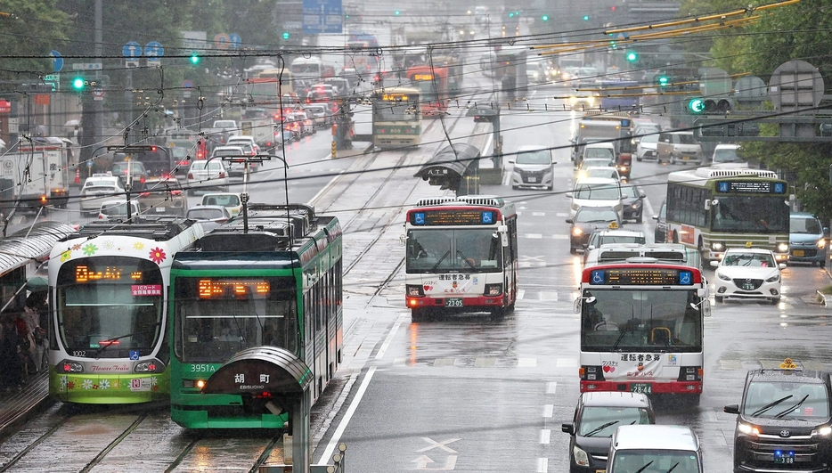 広島市中心部を走る路線バスと路面電車