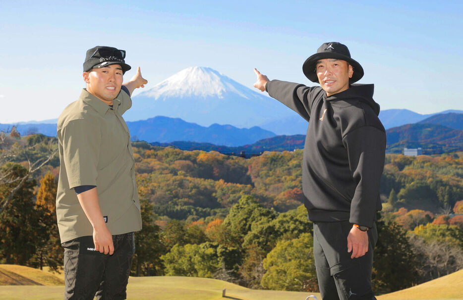 納会ゴルフで、富士山を指さしポーズをとる阿部監督（右）と浅野（カメラ・相川　和寛）