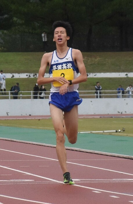 男子の部で優勝した平田の1区、岩崎輝翔＝島根県出雲市で2024年11月2日午後3時48分、松原隼斗撮影