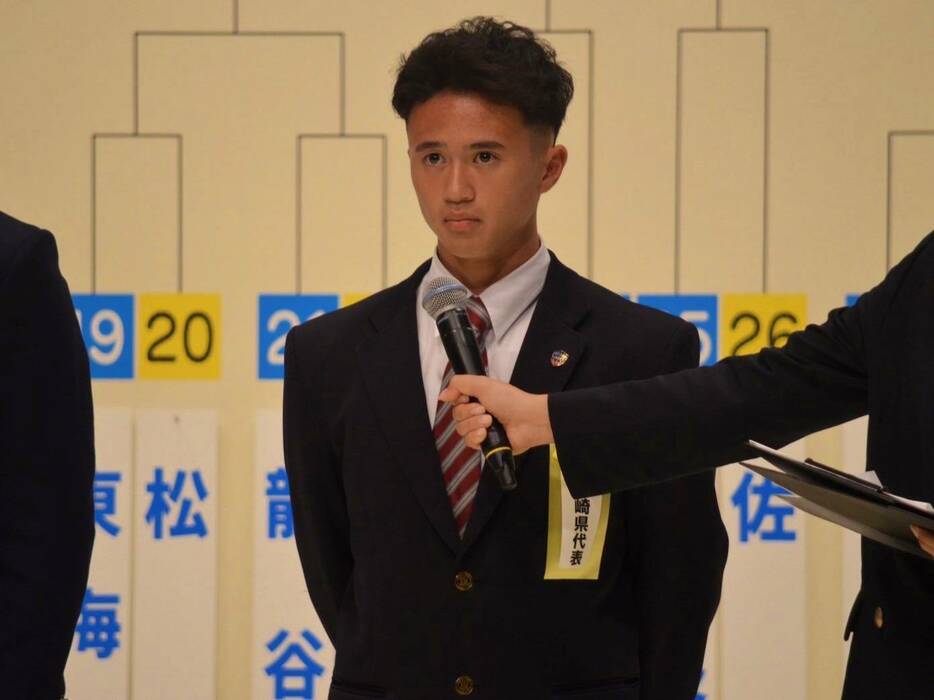 抽選会に参加した日章学園FW高岡伶颯