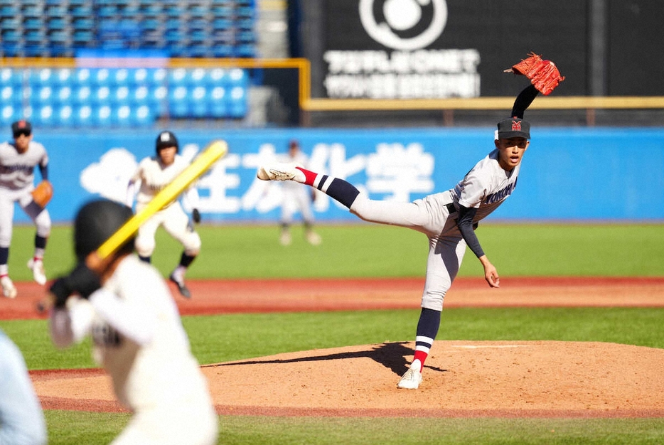 神宮大会決勝＜横浜・広島商＞8回途中まで投げ抜き、勝利に貢献した横浜の先発・織田（撮影・木村　揚輔）