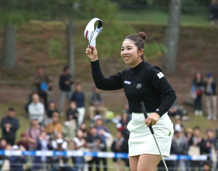 　優勝しギャラリーの声援に応える山下美夢有