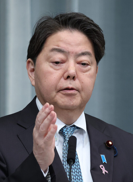 記者会見する林芳正官房長官＝２２日午前、首相官邸