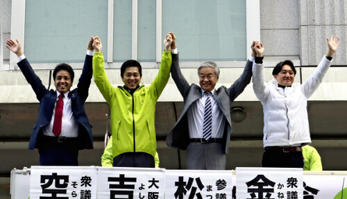 日本維新の会代表選の街頭演説に臨んだ（右から）金村氏、松沢氏、吉村氏、空本氏（２４日午後、京都市下京区で）＝相間美菜子撮影