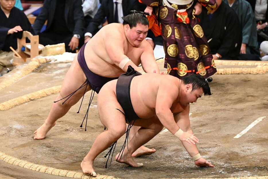 王鵬（左）の引き落としに屈した霧島