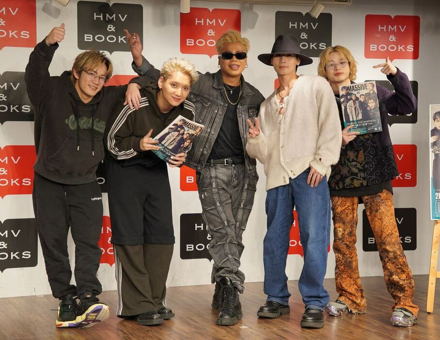 MA55IVE　THE　RAMPAGEの左から浦川翔平、鈴木昂秀、LIKIYA、神谷健太、山本彰吾＝東京・渋谷