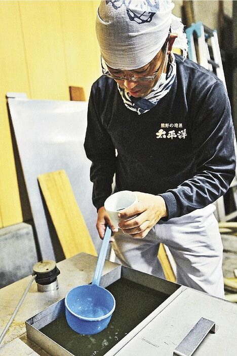 初搾りをした新酒を試飲する杜氏（２０日、和歌山県新宮市で）