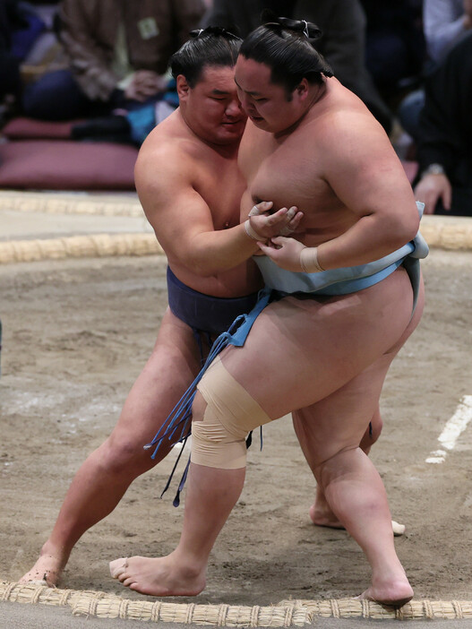 大相撲九州場所１０日目。豊昇龍（左）は琴勝峰を寄り切りで下す＝１９日、福岡国際センター