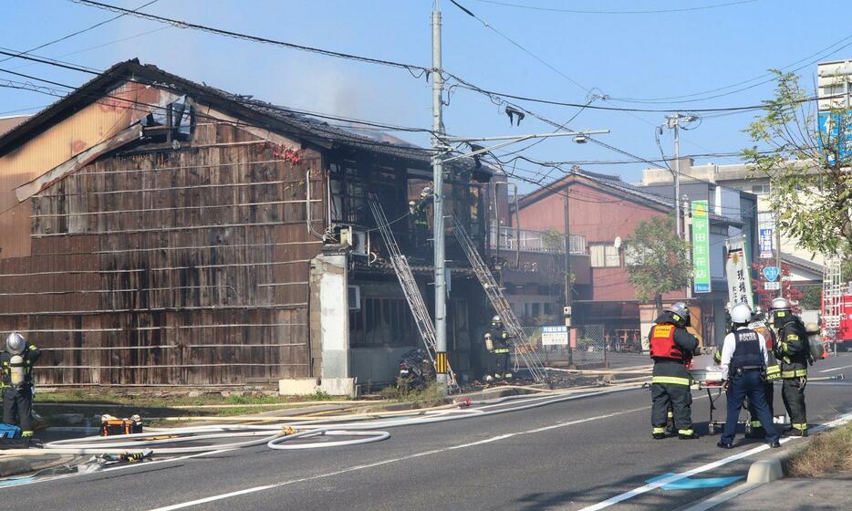 全焼した松江市南田町のしょうゆ店兼住宅（4日午前11時50分ごろ）