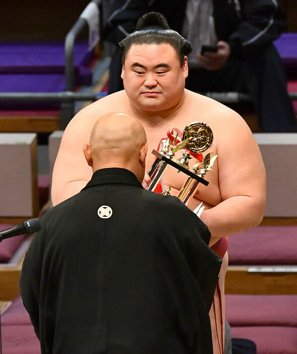 大相撲九州場所千秋楽　敢闘賞を受賞し、トロフィーを授与される隆の勝（撮影・岩下翔太）