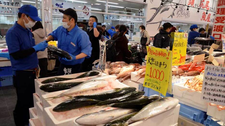 魚などの対面販売を行う水産コーナー＝多治見市若松町、バロー多治見店