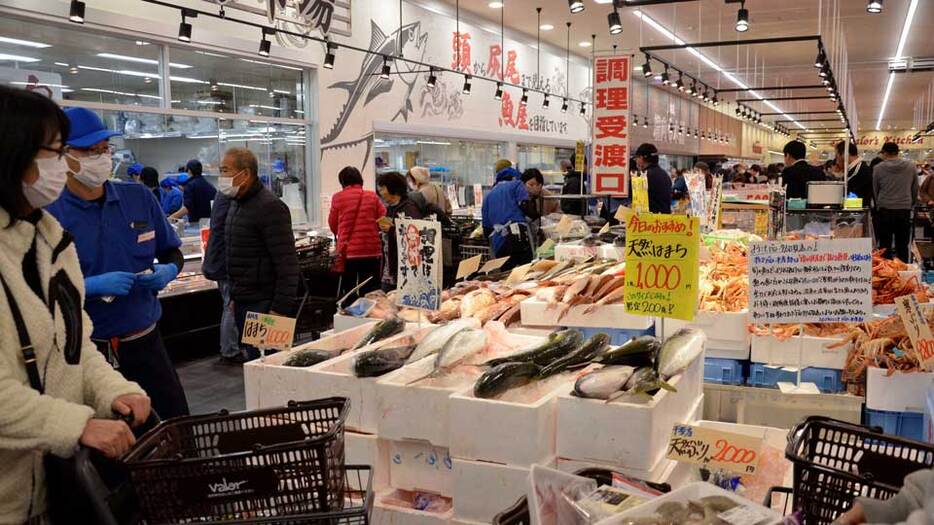 魚などの対面販売を行う水産コーナー＝多治見市若松町、バロー多治見店