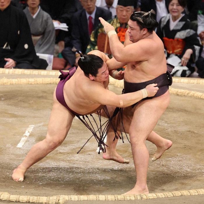 ＜大相撲九州場所6日目＞下手出し投げで平戸海（左）を下した霧島（撮影・成瀬　徹）