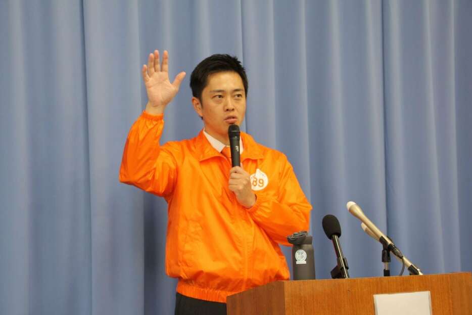 石丸伸二氏の新党立ち上げにエールを送った大阪維新の会の吉村洋文代表＝13日、大阪市中央区（藤谷茂樹撮影）