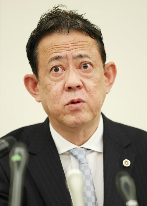 会見を行う斎藤知事の代理人を務める奥見弁護士（撮影・前田充）