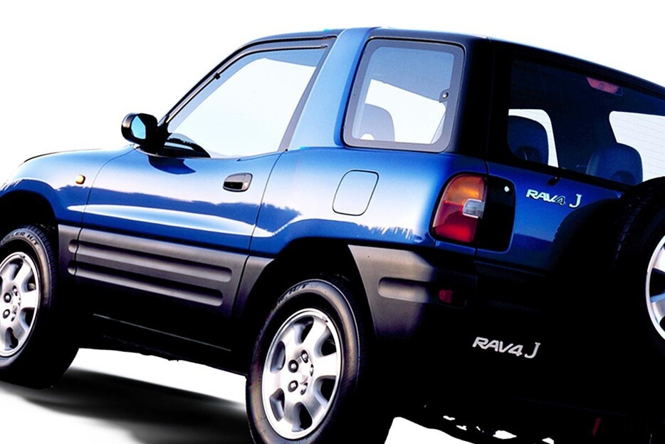 1994年5月に登場したトヨタ初代「RAV4」。当初は3ドアのみだったが、翌年5ドアモデル「RAV4 V」が追加された