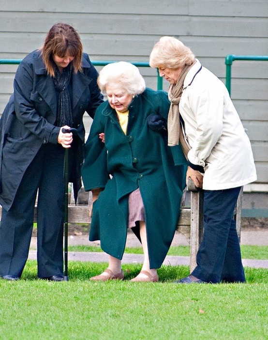 Getty Images 2013年4月、ロンドンでサッカーをする子供たちを見学する晩年のサッチャー。