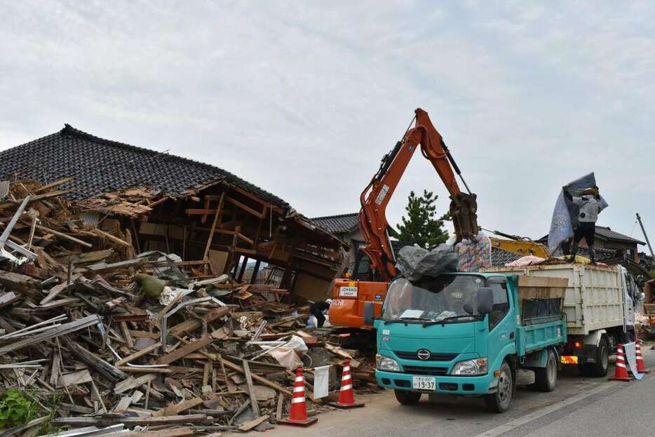 石川県珠洲市で進められている被災家屋の公費解体＝8月下旬