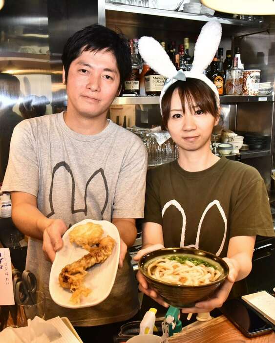 店主で調理担当の佐藤詩織さん（右）と接客担当の義人さん、「うさぎの耳」はお客とのコミュニケーションツール＝10月、さいたま市（昌林龍一撮影）