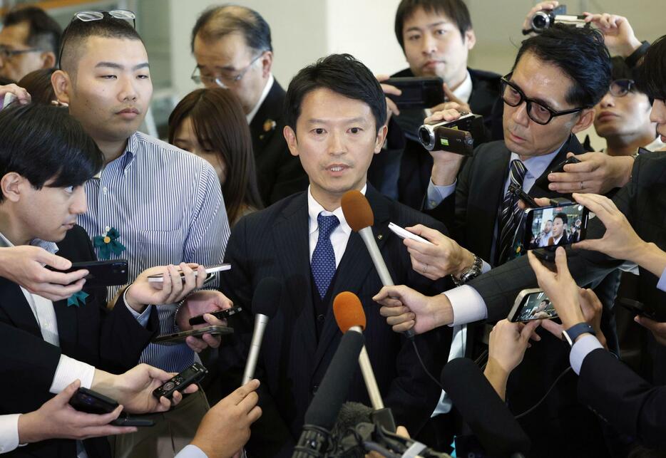 全国知事会議後、報道陣の取材に応じる兵庫県の斎藤元彦知事（中央）＝25日午後、東京都内