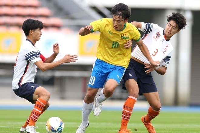 １点を争う好勝負となった東京Ａ決勝。帝京（黄）が國學院久我山（白）を逆転で退けた。写真：永島裕基