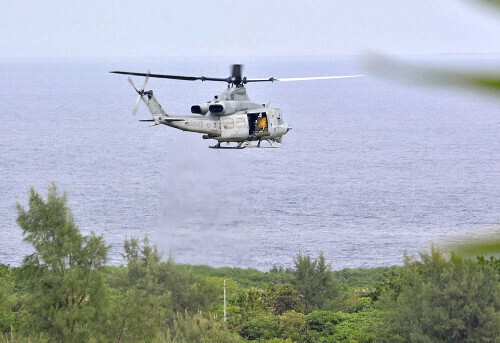 空き地を離陸した米軍ヘリ「ＵＨ１」（１５日午後１時、沖縄県国頭村で）＝島田愛美撮影