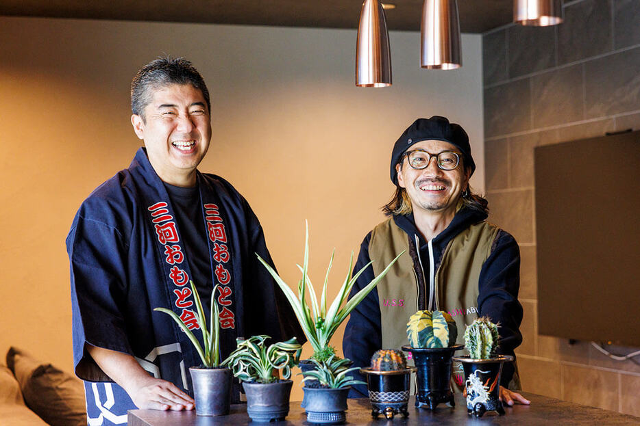 水野豊隆さん（左）と芳山比斗志さん（右）、二人のプロフェッショナルによる異色のコラボが『趣味の園芸』で実現！（撮影／田中雅也）