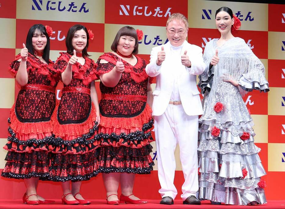 （左から）３時のヒロイン（ゆめっち、福田麻貴、かなで） 高須克弥氏、アン ミカ