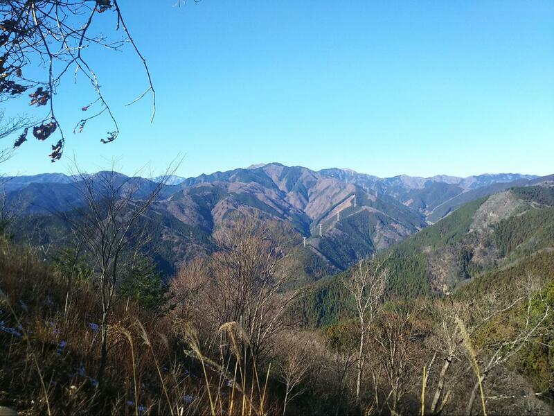 青空のもと、いつまでも見ていられる岩茸石山山頂からの絶景