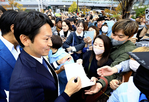 聴衆にサインをする斎藤さん（１６日、兵庫県西宮市で）＝近藤誠撮影