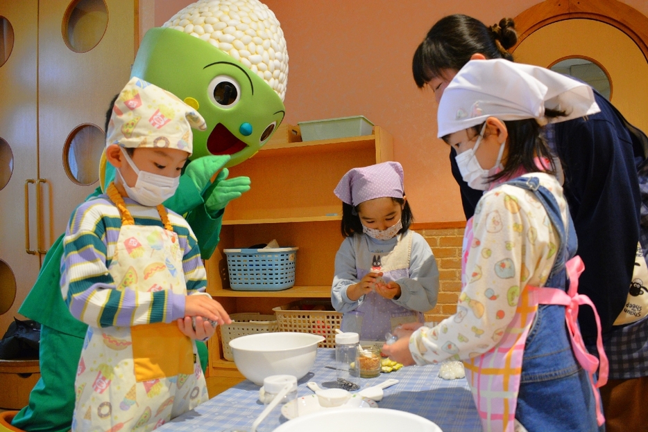 おにぎり作りに挑戦する子どもら