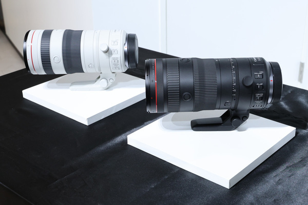 新たに発表された「RF70-200mm F2.8 L IS USM Z」はブラック／ホワイトの2色展開（乗りものニュース編集部撮影）。