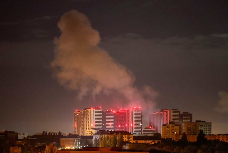 ウクライナ軍は１日、ロシアが先月、ウクライナ全土の民間・軍事目標に向けて２０００機以上の攻撃型ドローン（無人機）を発射したと発表した。ロシアのドローン攻撃、キーウで先月２９日撮影。（2024年　ロイター/Gleb Garanich/File Photo）