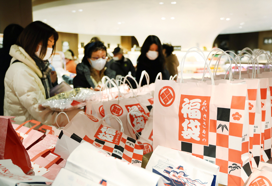 今年１月１日の初売りに並ぶ福袋＝東京都豊島区の西武池袋本店