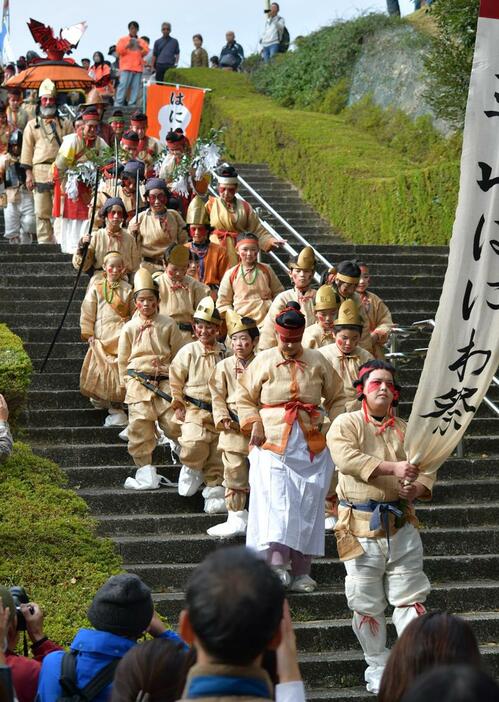 芝山はにわ祭で古代人の姿を装って行進する芝山町民ら＝10日、同町