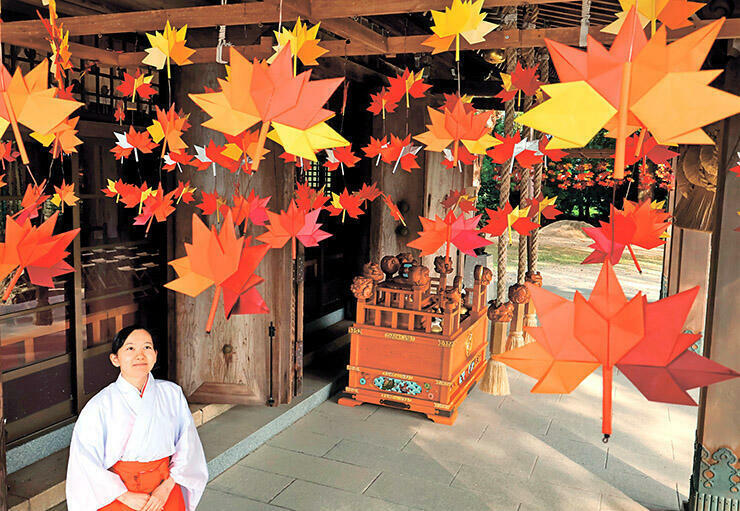 拝殿を彩る紅葉の飾り物=南砺市高瀬の高瀬神社