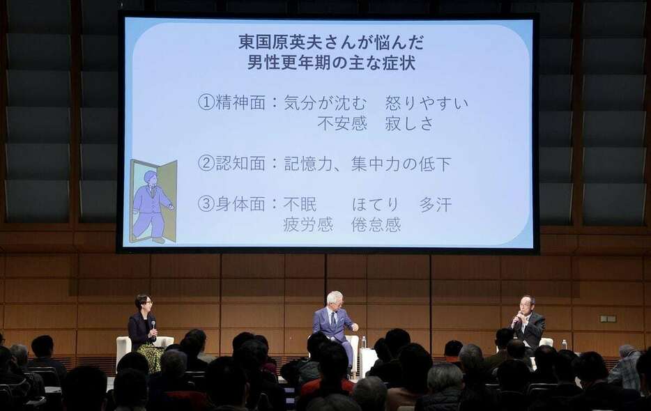 講演を行う、元宮崎県知事の東国原英夫氏（右端）ら＝10日午後、東京都千代田区（鴨志田拓海撮影）