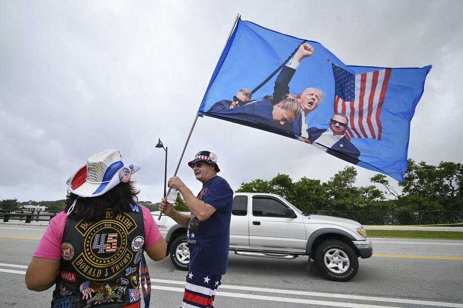 米フロリダ州のトランプ前大統領の私邸マールアラーゴ付近で盛り上がる支持者＝5日（共同）