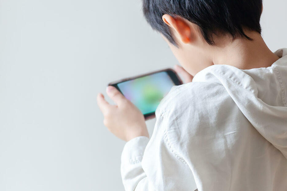 スマホに釘付けになる子どもが増えている