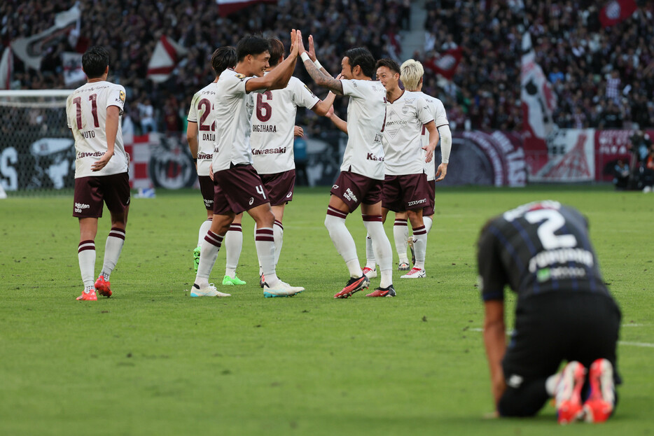 サッカーの第１０４回天皇杯全日本選手権は２３日、東京・国立競技場で決勝が行われ、神戸がＧ大阪を１―０で下し、関西勢同士の対決を制した。５大会ぶり２度目の優勝。写真は喜ぶ神戸の選手たち。