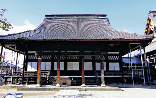 捕虜が生活した誠照寺。写真はこの前で撮影されたとみられる（福井県鯖江市で）