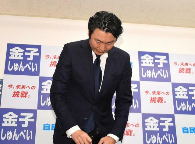 小選挙区で落選が確実となり、支持者らに頭を下げる金子俊平氏=2024年10月27日午後8時40分、岐阜県高山市、荻野好弘撮影