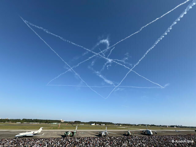 入間航空祭で展示飛行を披露したブルーインパルス＝24年11月3日 PHOTO: Tadayuki YOSHIKAWA/Aviation Wire