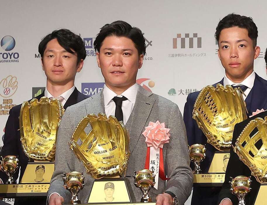 フォトセッションに臨む巨人・坂本勇人（中央）。左は阪神・近本光司、右は中日・岡林勇希＝東京・内幸町（撮影・中井誠）