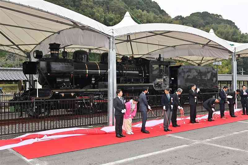 関係者による除幕でお披露目された「SL人吉」の蒸気機関車＝17日午前、人吉市（上杉勇太）