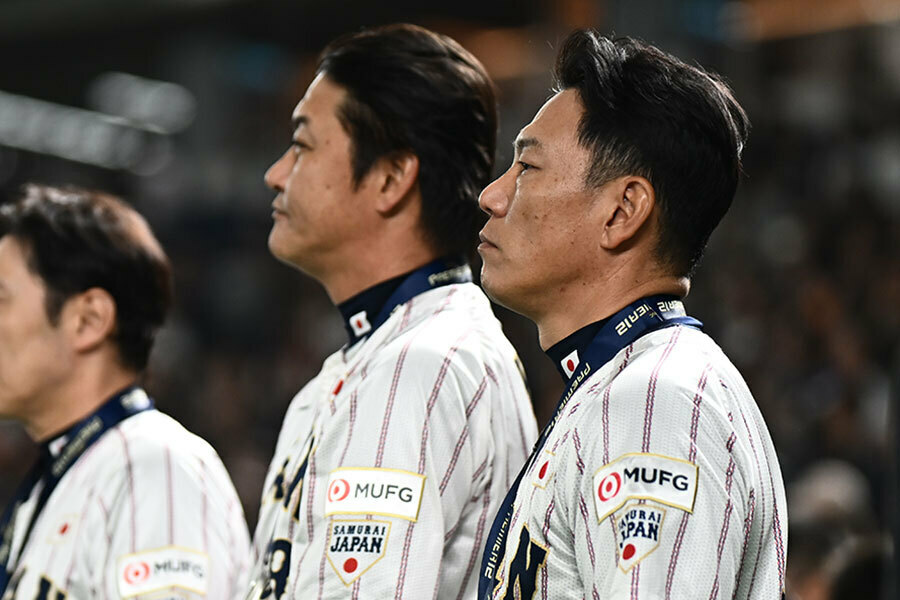 準優勝に終わった侍ジャパン・井端弘和監督（右）【写真：中戸川知世】