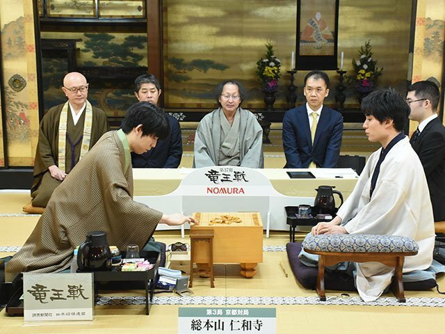 第37期竜王戦第3局。藤井聡太竜王・名人（左）は初タイトル挑戦の4年間で“不戦敗なし”である photograph by 日本将棋連盟