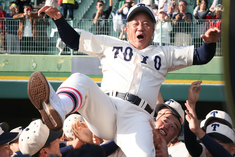 近畿大会を制し、胴上げされる東洋大姫路の岡田龍生監督＝４日、ほっともっと神戸