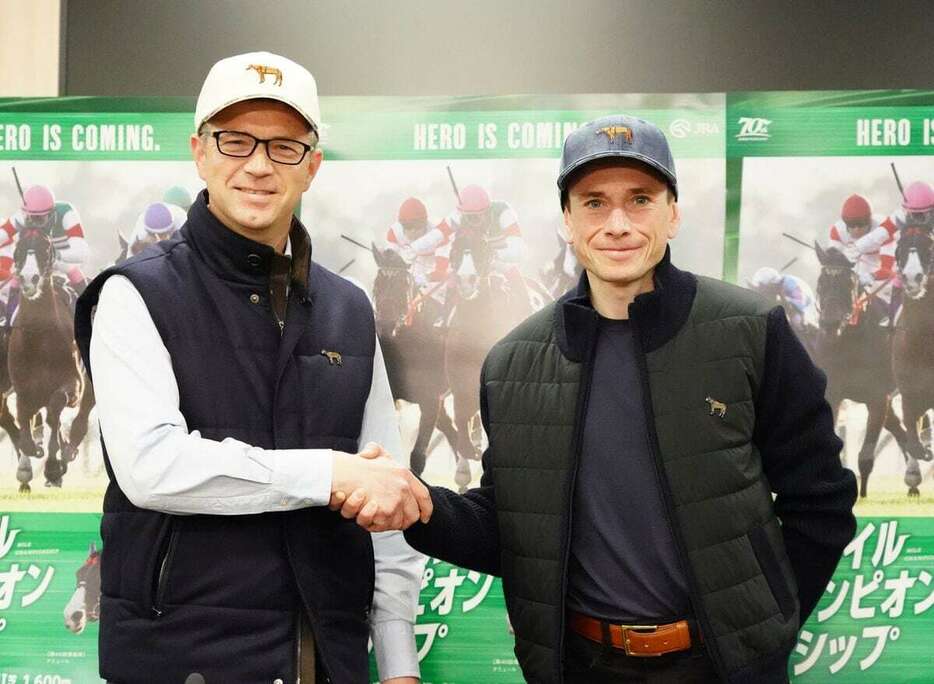 チャリンのロジャー・ヴェリアン調教師（左）と、ライアン・ムーア騎手（右）＝京都競馬場（撮影・榎本雅弘）